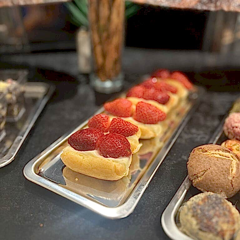 Mini Leziz Meyveli Ekler sunumu